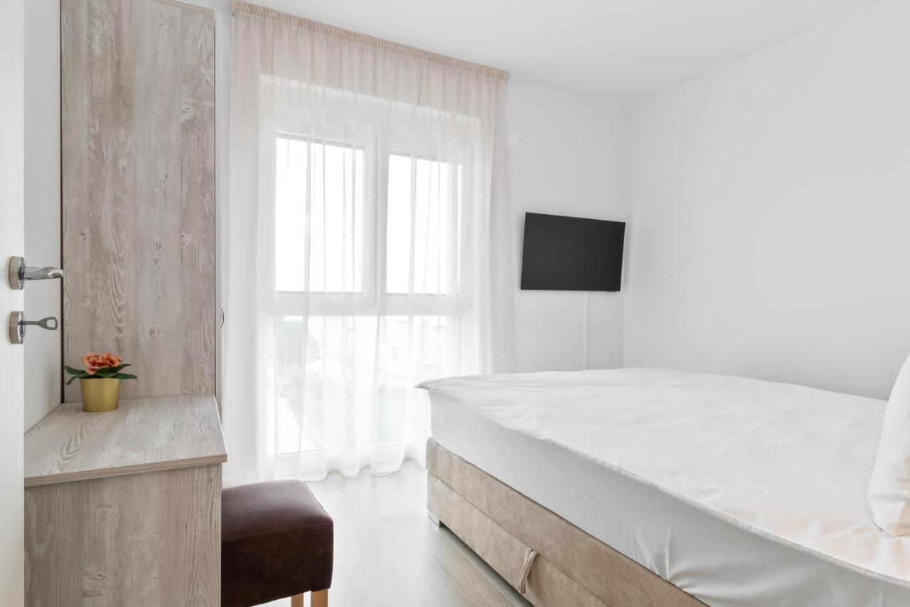 Grand Hill Flats Apartment Oradea Exterior photo