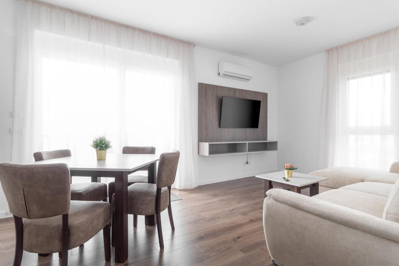 Grand Hill Flats Apartment Oradea Exterior photo
