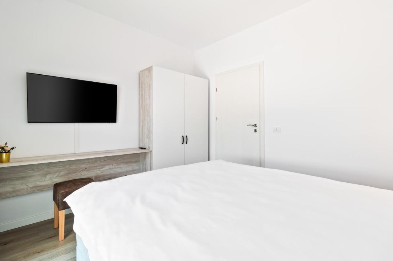 Grand Hill Flats Apartment Oradea Exterior photo