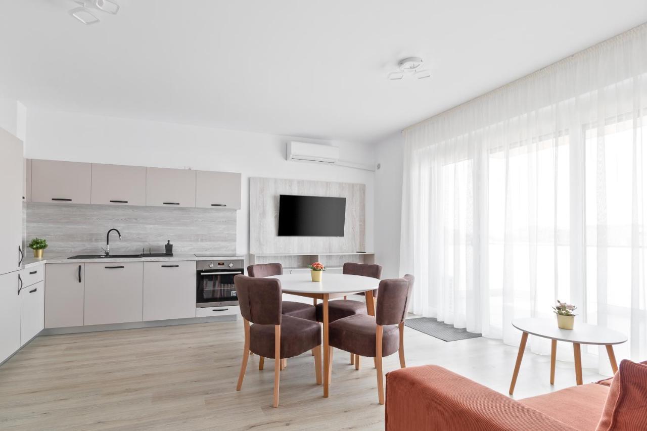 Grand Hill Flats Apartment Oradea Exterior photo